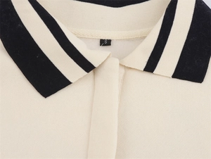 Detailaufnahme von beigefarbenem Strick-Polo-Kragen mit schwarzen Streifen und Größe S