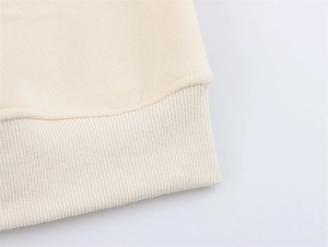 Detail der gerippten Bündchen und weichen Fleece-Textur auf beigem Sweatshirt-Set
