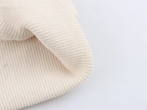 Makroaufnahme der cremefarbenen Rippstrick-Textur an den Bündchen des POLO-Sweatshirts