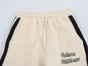 Detail der cremefarbenen Jogginghose mit Kordelzug und Tribeca Midtown Stickerei