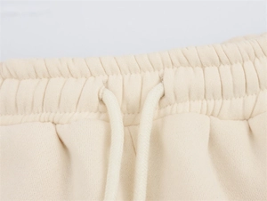 Detail der cremefarbenen Jogginghose mit elastischem Bund und passendem Kordelzug