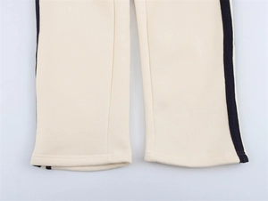 Detailaufnahme des Jogginghosen-Saums mit Seitenstreifen und feiner Nahtverarbeitung
