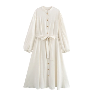 Elegantes elfenbeinfarbenes Langarmkleid mit Stehkragen, Goldknöpfen und Strukturstoff