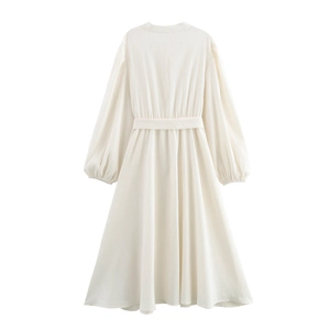 Elegantes cremeweißes Langarm-Midikleid mit Jacquard-Struktur und passendem Taillengürtel