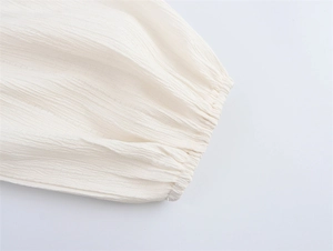 Detailansicht der weißen Manschette mit Rippstruktur und elastischem Rüschendesign