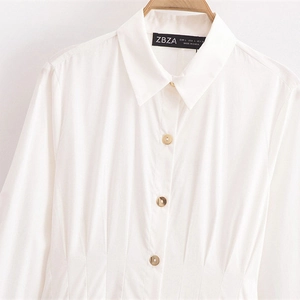 Elegante abito midi bianco a maniche lunghe con colletto e bottoni dorati