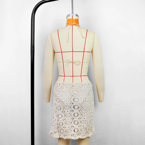 Detail der Häkelmuster und Spitzentextur dieses beigen Boho-Strand-Bikini-Cover-ups