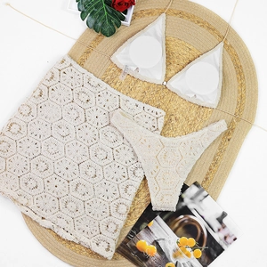 Dreiteiliges Häkel-Bikini-Set in Beige mit Wabenmuster-Pareo und Halterneck-Oberteil