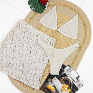 Dreiteiliges beiges Häkel-Bikini-Set mit geometrischem Lochmuster und passendem Sarong