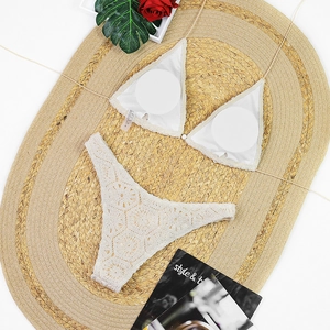 Flachbild von cremefarbenem Häkel-Bikini mit hoch tailliertem Blumen-Strickhöschen