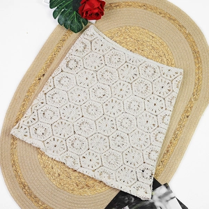 Makroaufnahme von cremeweißem Häkel-Spitzenstoff mit Sechseck-Blumenmuster-Details