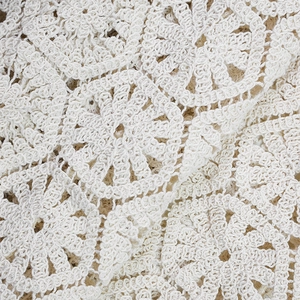 Detailansicht des cremefarbenen Häkelbikinis mit Blumenmustern und Cut-out-Strukturen