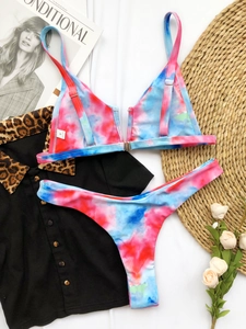 Σέξι tie-dye μπικίνι διπλής όψης με τοπ που δένει στο λαιμό και V σλιπ σε ζωντανά χρώματα