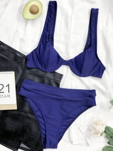 Set bikini blu scuro in due pezzi con top con ferretto e slip a vita alta in dettaglio