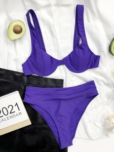Set bikini a due pezzi viola brillante con top a ferretto e slip a vita alta