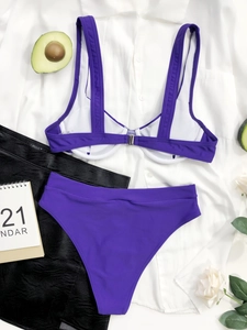 Dettagli dell'anteprima piatta di un bikini viola a due pezzi con top ferretto e vita alta