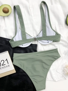 Set bikini a due pezzi verde salvia con coppe ferretto e slip a vita alta in posa piatta