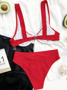 Dettaglio flat lay del set bikini rosso a vita alta con top con ferretto e chiusura