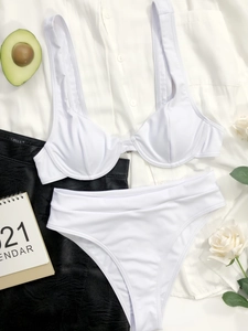 Flat lay di un bikini bianco a due pezzi con top ferretto e slip a vita alta