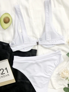Bikini bianco a due pezzi con top con ferretto e slip a vita alta in vista piatta