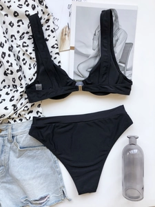 Piatto di bikini nero con fibbia dorata, top leopardato e pantaloncini in denim blu