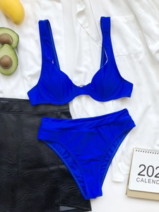 Bikini blu reale a due pezzi con fondo a vita alta e top con gancio in piano