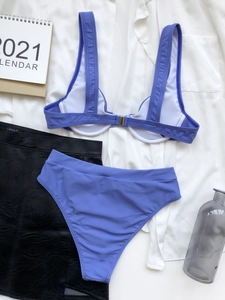 Dettagli in piano di un bikini viola a due pezzi con slip a vita alta e top con ferretto