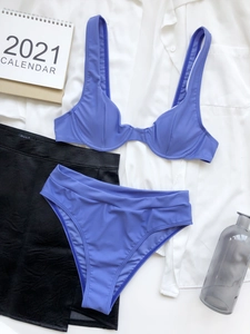 Dettaglio flat lay di un bikini viola push-up con ferretto e slip a vita alta
