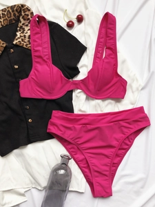Vista piatta di set bikini a due pezzi rosso rosa con spalline larghe e vita alta