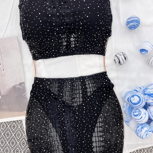 Détail d'un ensemble bikini en maille noire avec strass et connecteurs en anneau doré