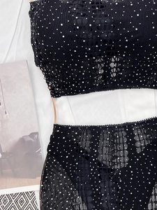 Détail de l'ensemble deux pièces noir au crochet avec strass brillants et maille