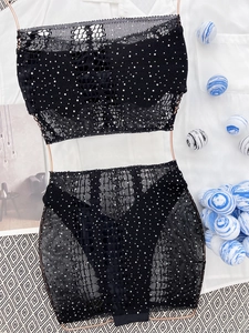 Détail à plat d'un ensemble bikini en résille noire avec strass brillants sur cintres