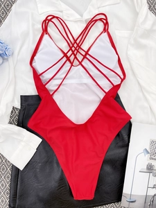 Platte weergave van rood badpak met gekruiste rugbandjes en maat S detail