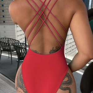 Sexy rood eendelig badpak voor dames met stijlvolle kruisbandjes en een open rugpand
