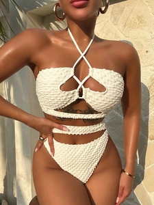 Cremeweißes Bikini-Set aus Bubble-Stoff mit Neckholder-Ausschnitt und Cut-outs