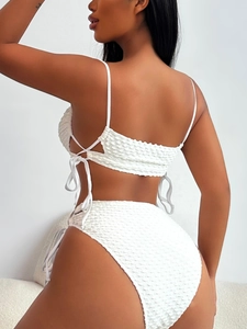 Weißer Bikini mit Strukturstoff, gekreuzten Rückenträgern und hoch geschnittener Passform