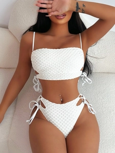 Detailansicht eines weißen strukturierten Bikinis mit Kordelzug und Ausschnittdetails