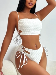 Detail des weißen Seersucker-Bikinis mit Kordelzug und geraffter Stoffstruktur