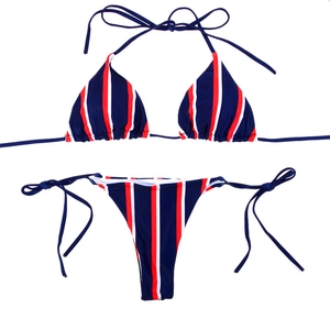 Ensemble bikini à rayures bleues à plat avec haut licou et bas de maillot à nouer