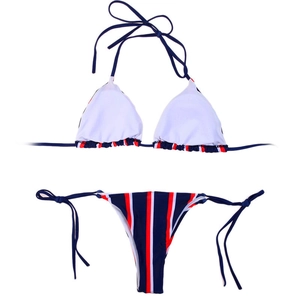 Détail d'un bikini à rayures bleues avec haut licou et culotte à nouer sur les côtés