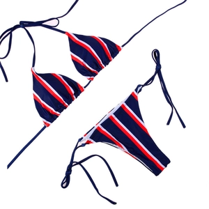 Vue détaillée du bikini à rayures bleu marine avec haut licou et culotte nouée