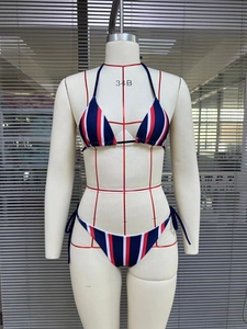 Ensemble bikini 2 pièces à rayures bleues, rouges et blanches avec haut licou et noué