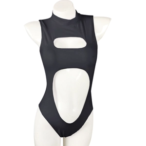 Détail du maillot de bain noir à col montant avec de larges découpes ovales et tissu brillant