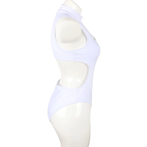 Vue détaillée d'un maillot de bain blanc à col montant de profil sur mannequin