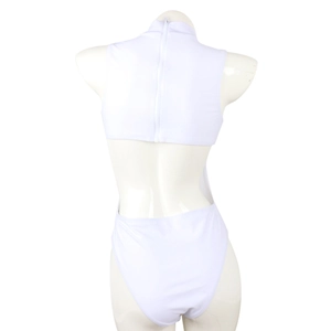 Vue détaillée du dos d'un maillot de bain blanc une pièce avec col haut et fermeture