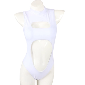 Détail d'un maillot de bain blanc une pièce avec découpes frontales et col montant sur mannequin