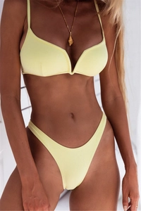 Vue détaillée d'un bikini côtelé jaune clair avec haut à armatures V et culotte échancrée