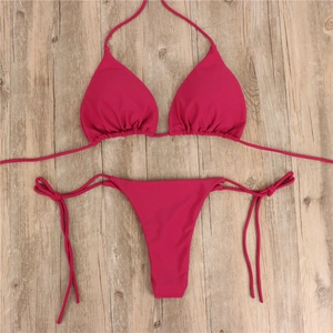 Flachbild von rosarotem zweiteiligem Bikini-Set mit Neckholder-Top und Seitenschnürung
