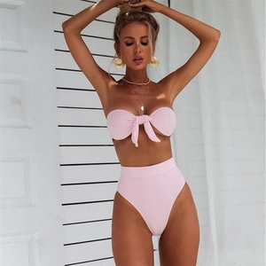 Détail du bikini rose à côtes avec culotte taille haute et haut bandeau orné d'un noeud