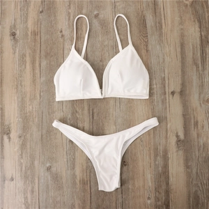 Vue détaillée d'un bikini côtelé blanc avec armature en V sur fond de parquet en bois
